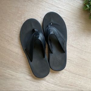 Reef. Mens Leather looking sandal. US 10